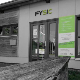 In Grauton mit grünen Effekt. Sicht von Sitzbank aus.