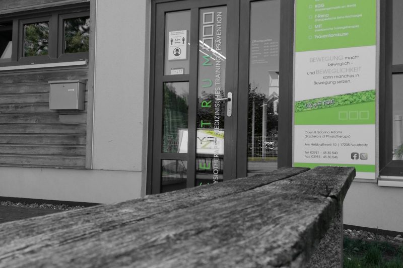 In Grauton mit grünen Effekt. Sicht von Sitzbank aus.